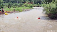 Anggota Tim Inafis Polres Ciamis terlihat melakukan pengukuran kedalaman sungai menggunakan perahu Kano warna oranye. Arus sungai saat ini cukup deras karena hujan semalam. 