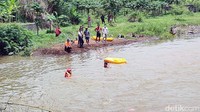 Bahkan perahu Kano yang dipakai oleh anggota untuk melakukan pengukuran sempat terbalik. Beruntung anggota Tim Inafis menggunakan pelampung. Olah TKP ini pun menjadi tontonan warga setempat. 
