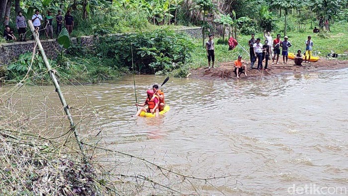 Tim Inafis Satreskrim Polres Ciamis lakukan olah TKP insiden susur sungai di Desa Utama, Ciamis, Jabar. Sebelumnya 11 siswa MTs meninggal dunia saat susur sungai.