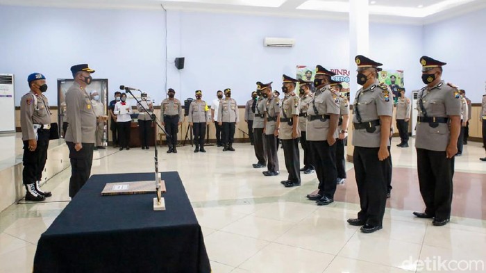 Kapolres Jombang AKBP Agung Setyo Nugroho mengingatkan anggotanya untuk bekerja secara profesional. Sejumlah pejabat baru ia tugaskan untuk mengawasi anggota masing-masing.
