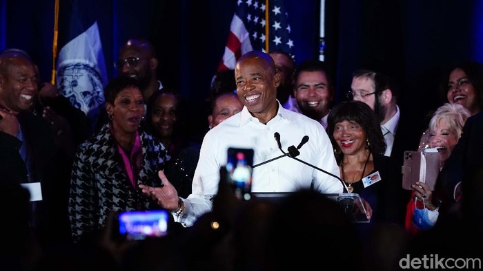 Potret Eric Adams, Eks Polisi Kulit Hitam yang Jadi Wali Kota New York New York City Mayor elect Eric Adams speaks to supporters Tuesday, Nov. 2, 2021, in New York. (AP Photo/Frank Franklin II)