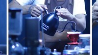 Selain mendalami dunia seni peran, Ilyas bisa dibilang juga berbakat dalam meracik kopi. Ia tampak serius setiap kali meluangkan waktunya untuk belajar meracik kopi. Foto: Instagram @ilyasbachtiar10
