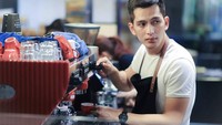 Kira-kira begini pose serius Ilyas saat tengah membuat kopi. Ilyas tampak menguasai bidangnya sebagai barista. Foto: Instagram @ilyasbachtiar10