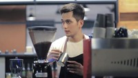 Jago racik kopi dari awal, Ilyas tampak percaya diri dengan foto-fotonya saat bertugas menjadi barista nih. Foto: Instagram @ilyasbachtiar10