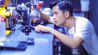 Foto ini jadi bukti, kalau Ilyas merupakan penggemar berat kopi. Bahkan foto-foto meracik kopinya cukup banyak di Instagramnya. Foto: Instagram @ilyasbachtiar10