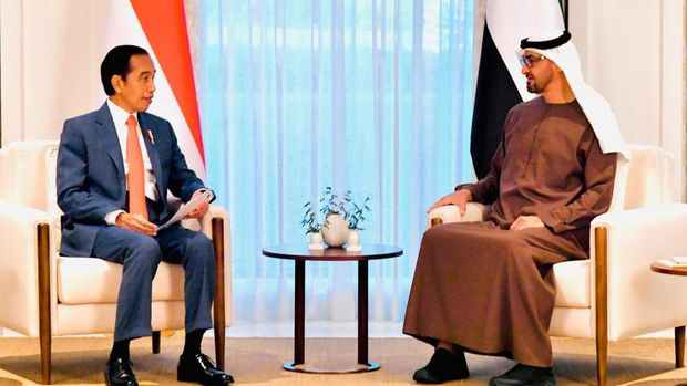 Presiden Joko Widodo (Jokowi) tiba di Istana Al-Shatie, Abu Dhabi, Persatuan Emirat Arab (PEA), Rabu siang, 3 November 2021. (Biro Pers Sekretariat Presiden/Laily Rachev)