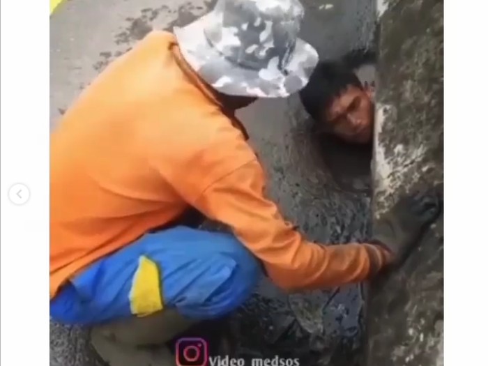 pria bersihkan gorong-gorong jadi viral pria bersihkan gorong-gorong jadi viral