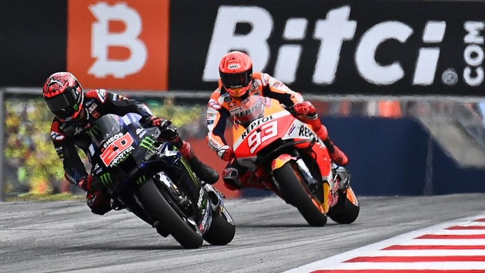 Yamaha French rider Fabio Quartararo (L) and Honda Spanish rider Marc Marquez compete on their motorbikes during the Austrian Motorcycle Grand Prix at the Red Bull Ring race track in Spielberg, Austria on August 15, 2021. (Photo by Joe Klamar / AFP)
