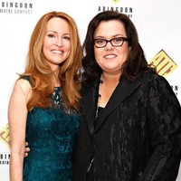 Komedian Amerika Rosie O’Donnell menikahi seorang konsultan Michelle Rounds pada 2012. Sebelumnya keduanya bertemu secara tidak sengaja di Starbucks. Rosie dan Michelle kemudian mengadopsi anak pada 2013. Pernikahan mereka berakhir di 2015. Dan di 2017, secara tragis Michelle meninggal bunuh diri. Foto: dok. Getty Images