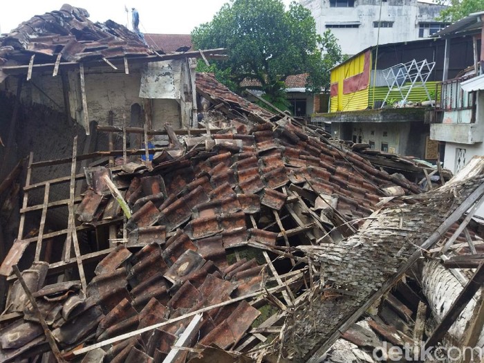Rumah kontrakan di Jalan Kawi IV, Kecamatan Klojen, Kota Malang ambruk. Beruntung penghuni rumah selamat dalam peristiwa itu.