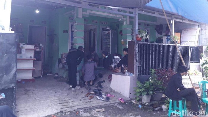 Rumah duka driver ojol yang meninggal tertimpa pohon di Purwakarta.