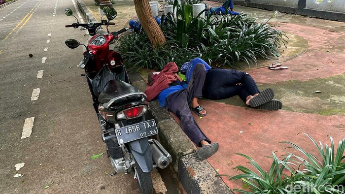 Saat Kawasan BKT Jadi Tempat Favorit Warga Beristirahat Kawasan BKT di Jakarta Timur kerap didatangi warga untuk tidur. Lokasinya yang rindang dan sejuk membuat kawasan itu jadi tempat favorit warga untuk istirahat.