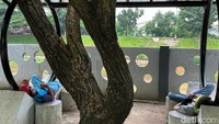 Suasananya yang sejuk juga membuat kawasan itu jadi tempat favorit warga untuk beristirahat.