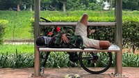 Tak heran, saat siang hari kerap ditemukan warga yang beristirahat di sana.