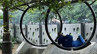 Seorang warga tengah beristirahat di kawasan BKT, Jakarta Timur, Rabu (3/11/2021).