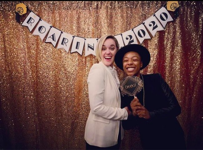 Samira Wiley merupakan aktris lesbian yang membintangi Orange is The New Black. Pada 2017 lalu dia menikah dengan penulis serial Netflix tersebut bernama Lauren Morelli. Lauren menyadari bahwa dirinya penyuka sesama jenis setelah menulis kisah Orange is The New Black. Dia kemudian meninggalkan suaminya. Dan di lokasi syuting, Lauren jatuh cinta pada Samira. Foto: dok. Instagram