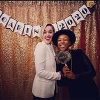 Samira Wiley merupakan aktris lesbian yang membintangi Orange is The New Black. Pada 2017 lalu dia menikah dengan penulis serial Netflix tersebut bernama Lauren Morelli. Lauren menyadari bahwa dirinya penyuka sesama jenis setelah menulis kisah Orange is The New Black. Dia kemudian meninggalkan suaminya. Dan di lokasi syuting, Lauren jatuh cinta pada Samira. Foto: dok. Instagram