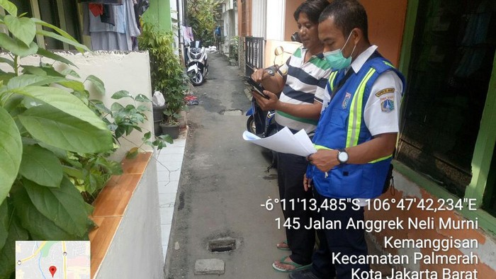 Satpel SDA Palmerah mengecek rencana pembangunan saluran air di Kemanggisan, Jakarta Pusat.