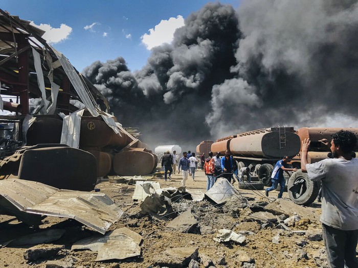 Secuplik Kisah Ethiopia, Negara Miskin yang Terjebak Perang Saudara Konflik bersenjata masih terlihat di negara miskin di tanduk Afrika, Ethiopia. Lebih dari 10 bulan masih berseteru dan menyisakan cerita getir. Berikut sejumah foto-fotonya: