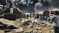Warga melihat asap hitam akibat serangan udara di kawasan Tigray, Ethiopia bagian utara (20/10/2021). Sejumlah laporan menyebutkan, pertempuran berkecamuk hebat di Kota Kombolcha pada hari Senin (1/11/2021). Konflik terjadi antara pasukan Front Pembebasan Rakyat Tigray (TPLF) melawan  pemerintah Ethiopia pimpinan PM Abiy Ahmed. (AP Photo)