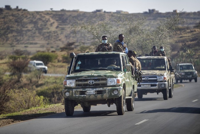 Secuplik Kisah Ethiopia, Negara Miskin yang Terjebak Perang Saudara Konflik bersenjata masih terlihat di negara miskin di tanduk Afrika, Ethiopia. Lebih dari 10 bulan masih berseteru dan menyisakan cerita getir. Berikut sejumah foto-fotonya: