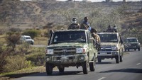Pasukan pemerintah berpatroli, (8/5). Sebagian besar wilayah utara Etiopia kini dalam kondisi darurat. Komunikasi terputus, listrik padam, dan akses jurnalis dibatasi. Kondisi ini membuat situasi medan perang sulit untuk diverifikasi secara independen.