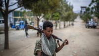 Salah satu gerilyawan Tigray Peoples Liberation Front (TPLF) di Kota Hawzen, (7/5). Angkatan udara Ethiopia dilaporkan melakukan serangkaian pemboman udara di Tigray selama dua pekan terakhir di bulan Oktober.