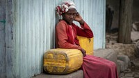 Seorang gadis terduduk lesu di kota yang dikontrol pemberontak TPLF, di Kota Hawzen (7/5). Pemberontak Oromo Liberation Army yang berkoalisi dengan TPLF mengklaim telah menduduki Kota Kemissie, yang berlokasi di selatan Kombolcha, Minggu (31/10/2021). 