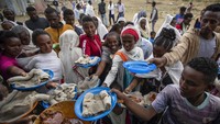 Antrian warga Tigray untuk mendapatkan sembangan makanan di Mekele, Ethiopia (9/5/2021). Konflik Tigray ini  bermula pada November tahun lalu saat PM Abiy Ahmed melakukan operasi militer di kawasan utara negara tersebut. Setidaknya 400.000 orang berada di ambang kelaparan akibat perang saudara ini.