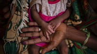 Seorang ibu, Abeba Gebru (37) bersama bayinya yang berusia 20 hari dengan kondisi kekurangan gizi di rumah sakit Abi Adi, Ethiopia, (11/5).