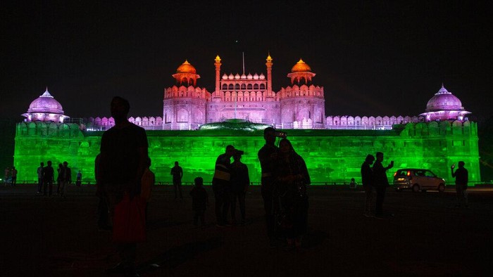 Usai dihantam tsunami Corona, India kembali buka perbatasannya untuk turis asing mulai Oktober lalu. Hanya turis yang telah divaksin COVID-19 yang boleh masuk.
