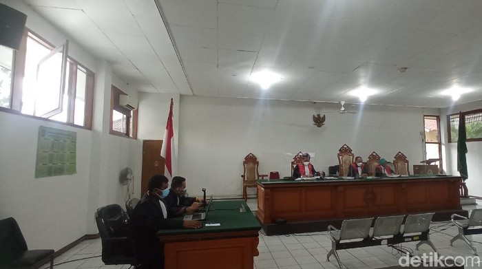 Sidang vonis Ade Barkah