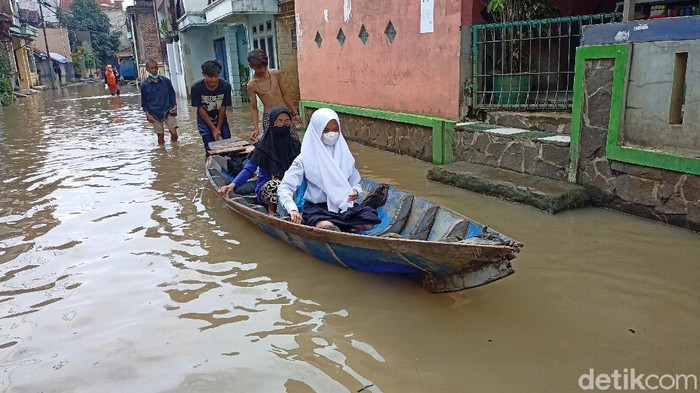 Siswi SMP Naik Perahu di Kabupaten Bandung