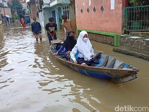Cerita Siswi SMP Pergi-Pulang Naik Perahu Gegara Citarum Meluap