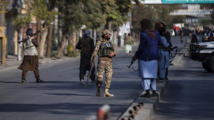 Pasukan Taliban memperketat pengamanan di kawasan Kabul, Afghanistan, usai dua ledakan mengguncang RS militer di Kabul. Ledakan itu dilaporkan tewaskan 19 orang
