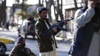 Sejumlah prajurit berjaga di berbagai titik yang ada di kawasan Kabul. Ledakan yang mengguncang rumah sakit militer ini menambah daftar rentetan serangan yang melanda Afghanistan sejak Taliban mengambil alih kekuasaan.