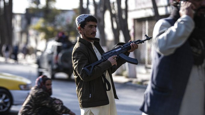 Pasukan Taliban memperketat pengamanan di kawasan Kabul, Afghanistan, usai dua ledakan mengguncang RS militer di Kabul. Ledakan itu dilaporkan tewaskan 19 orang