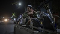 Tampak seorang prajurit berjaga dan mengawasi aktivitas di jalanan Kabul usai ledakan mengguncang sebuah rumah sakit militer yang menewaskan sedikitnya 19 orang dan melukai puluhan orang lainnya.