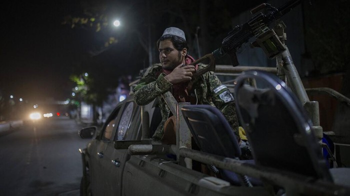 Pasukan Taliban memperketat pengamanan di kawasan Kabul, Afghanistan, usai dua ledakan mengguncang RS militer di Kabul. Ledakan itu dilaporkan tewaskan 19 orang