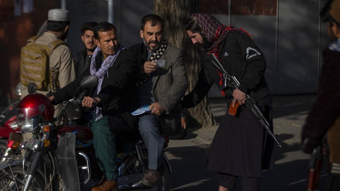 Pasukan Taliban memperketat pengamanan di kawasan Kabul, Afghanistan, usai dua ledakan mengguncang RS militer di Kabul. Ledakan itu dilaporkan tewaskan 19 orang