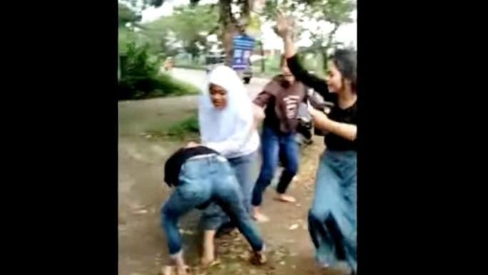 Tangkapan layar video viral siswi SMA di Gowa, Sulsel dikeroyok secara sadis oleh sejumlah rekan sekolahnya. (dok. Istimewa)