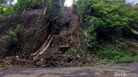 Hingga Rabu (3/11/2021) siang, petugas Badan Penanggulangan Bencana Daerah (BPBD) beserta unsur lainnya dan relawan masih membersihkan sisa material longsor yang menutup badan jalan disertai potensi longsor susulan.