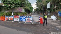 Kepala Pelaksana BPBD KBB, Duddy Prabowo mengatakan belum bisa memastikan kapan jalan alternatif yang menjadi favorit wisatawan untuk menuju Lembang itu bisa dilalui pengendara. Pasalnya, kondisi di lokasi kejadian saat ini masih rawan terjadinya longsor susulan.