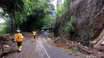 Terdampak Longsor, Jalan Kolonel Masturi Arah Lembang Putus