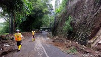 Proses pembersihan sisa material longsor sendiri menggunakan kendaraan pemadam kebakaran. Sementara untuk tanah di bagian titik longsornya juga bakal diturunkan sisa materialnya. Pihaknya juga mengosongkan satu rumah warga yang berada tepat di titik longsor. Kondisi rumah dianggap berbahaya lantaran sudah menunjukkan tanda retak-retak akibat tanah yang juga terus bergerak ke arah bawah.