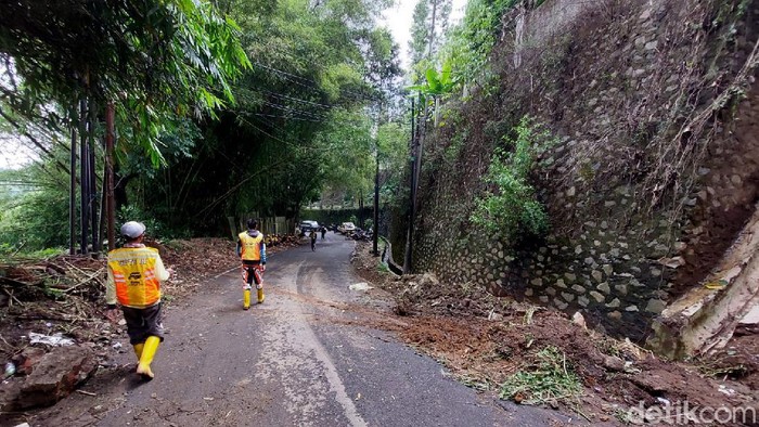 Terdampak Longsor, Jalan Kolonel Masturi Arah Lembang Putus Jalan Kolonel Masturi menuju kawasan Lembang terputus akibat longsor. Alhasil sejumlah jalan pun dialihkan guna mempercepat pembersihan sisa material longsor.