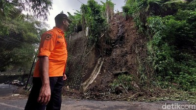 Terdampak Longsor, Jalan Kolonel Masturi Arah Lembang Putus