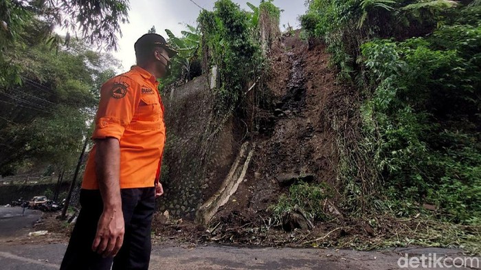 Jalan Kolonel Masturi menuju kawasan Lembang terputus akibat longsor. Alhasil sejumlah jalan pun dialihkan guna mempercepat pembersihan sisa material longsor.