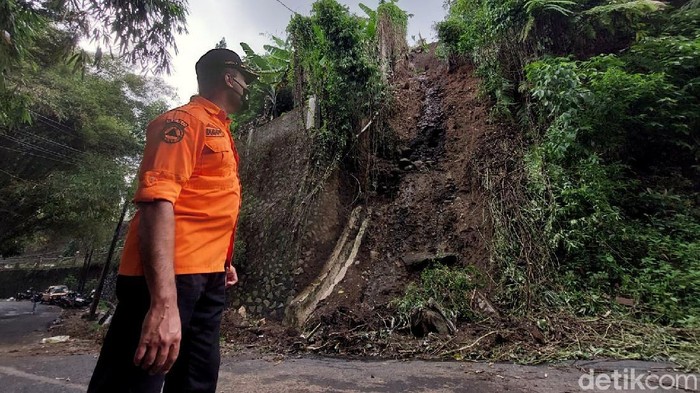 Terdampak Longsor, Jalan Kolonel Masturi Arah Lembang Putus Jalan Kolonel Masturi menuju kawasan Lembang terputus akibat longsor. Alhasil sejumlah jalan pun dialihkan guna mempercepat pembersihan sisa material longsor.