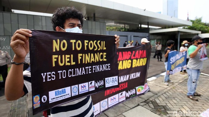 Sejumlah orang berdemo di Kedubes Inggris, Jakarta, Rabu (3/11). Mereka meminta negara-negara G20 membayar utang iklim mereka kepada negara-negara berkembang.
